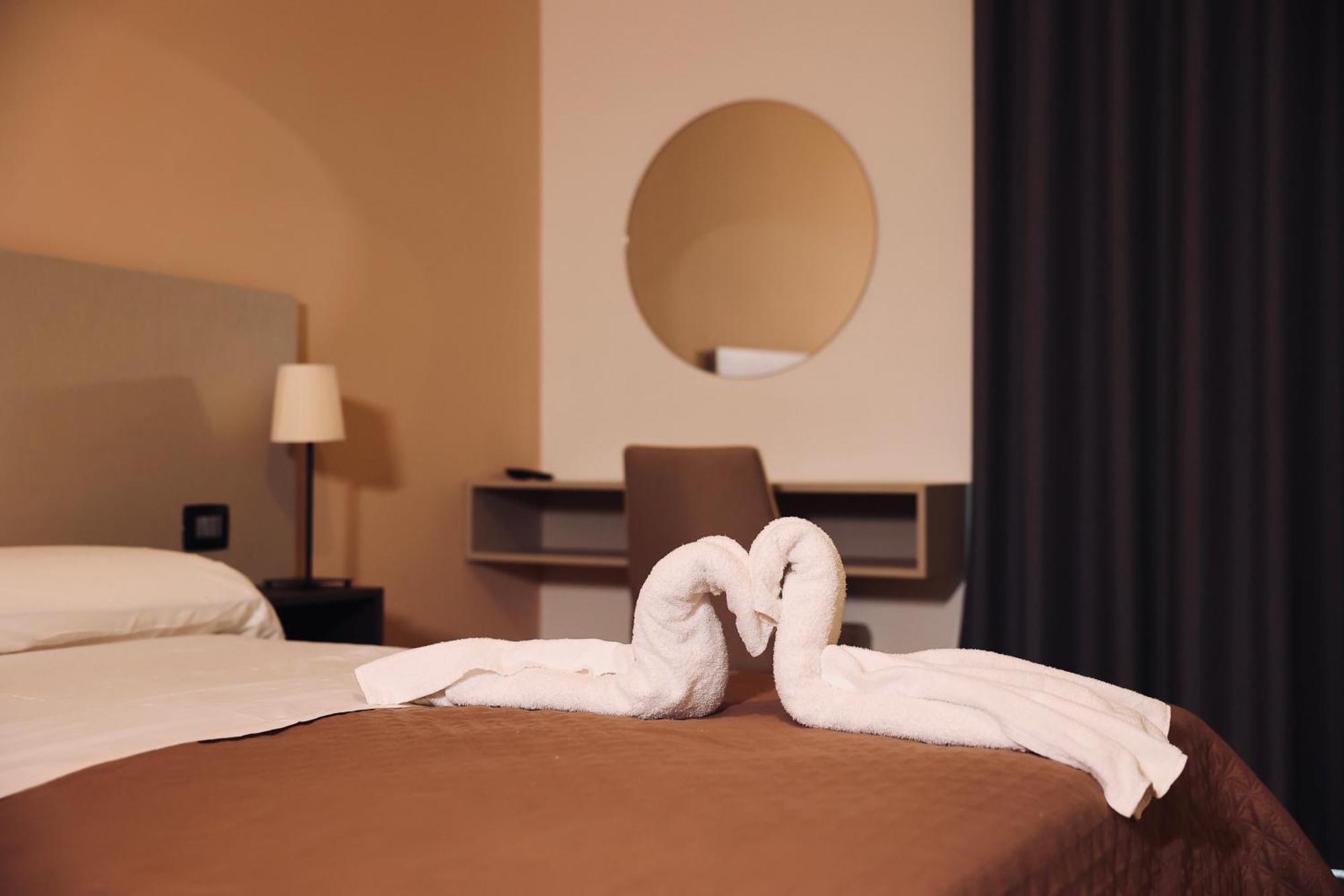 Hotel Futuro アヴェルサ エクステリア 写真