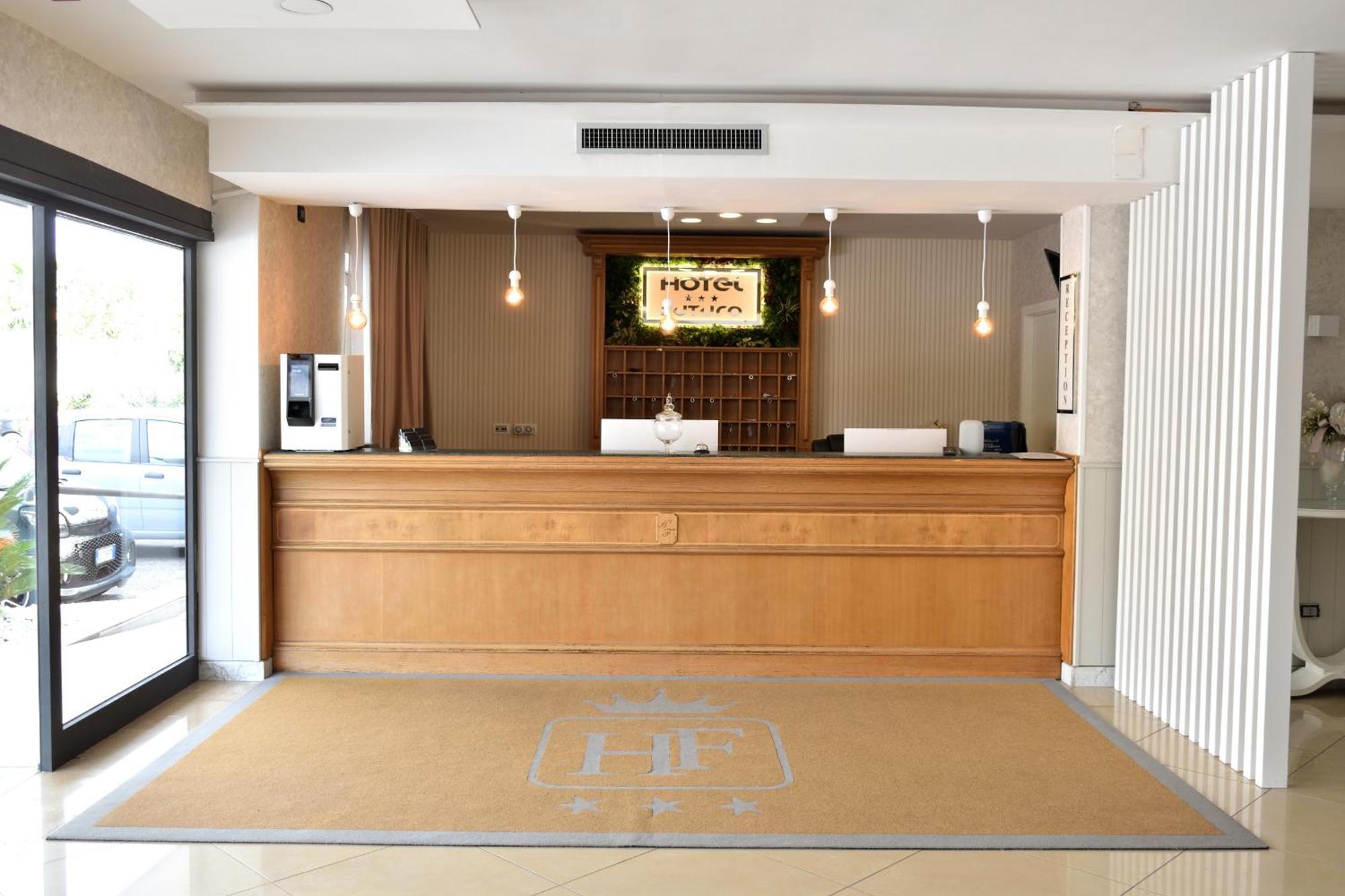 Hotel Futuro アヴェルサ エクステリア 写真